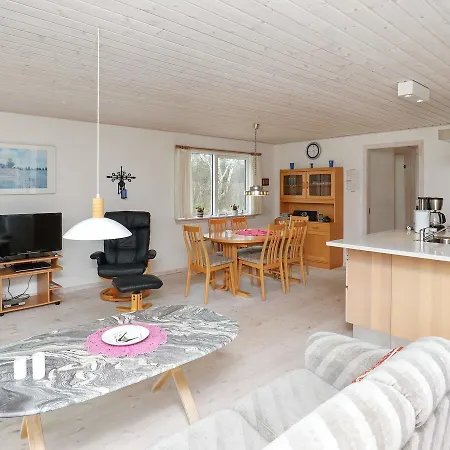 Three-bedroom Holiday In 7 Σπίτι διακοπών *
