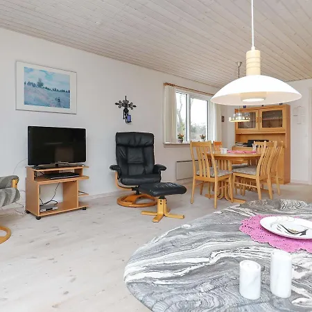 Semesterbostad Three-bedroom Holiday In 7